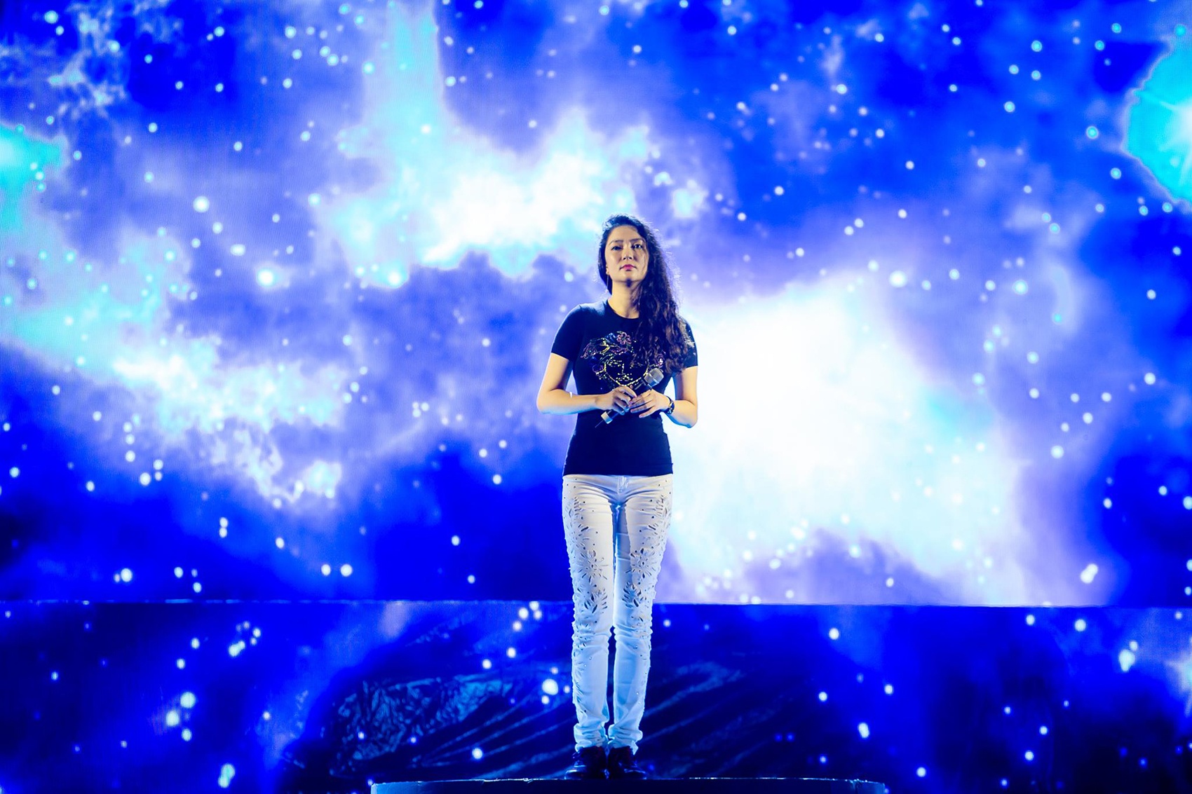 Nguyen Thi Huyen hat Milion years ago anh 1