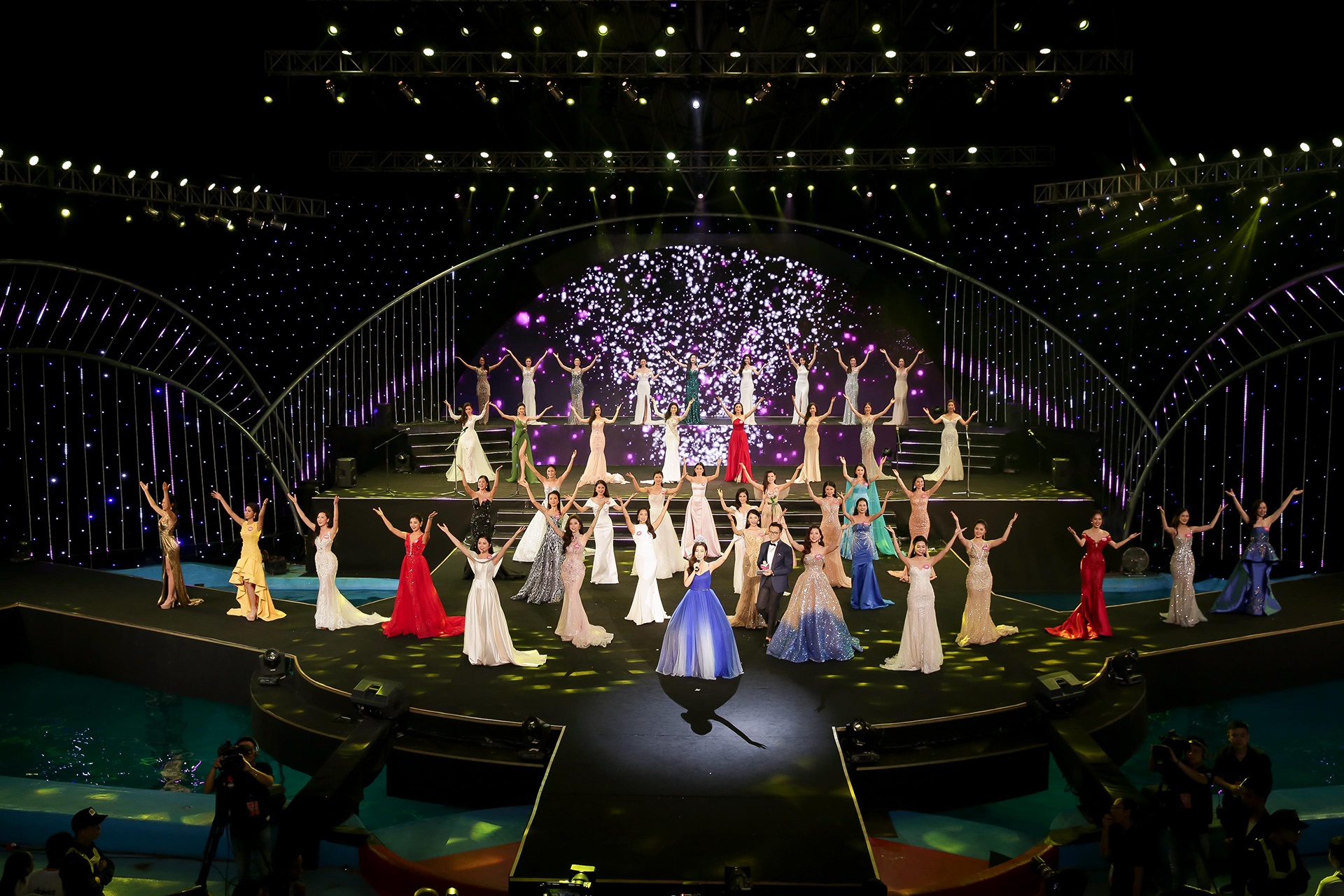 Cac hoa hau tro tai ca hat anh 1