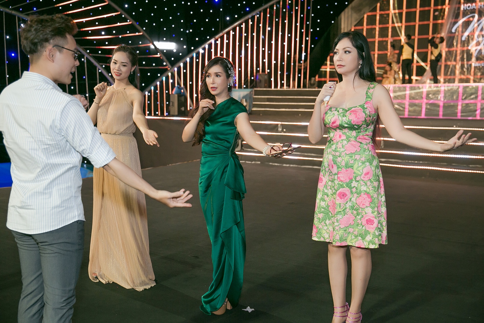 Nguyen Thi Huyen hat Milion years ago anh 6