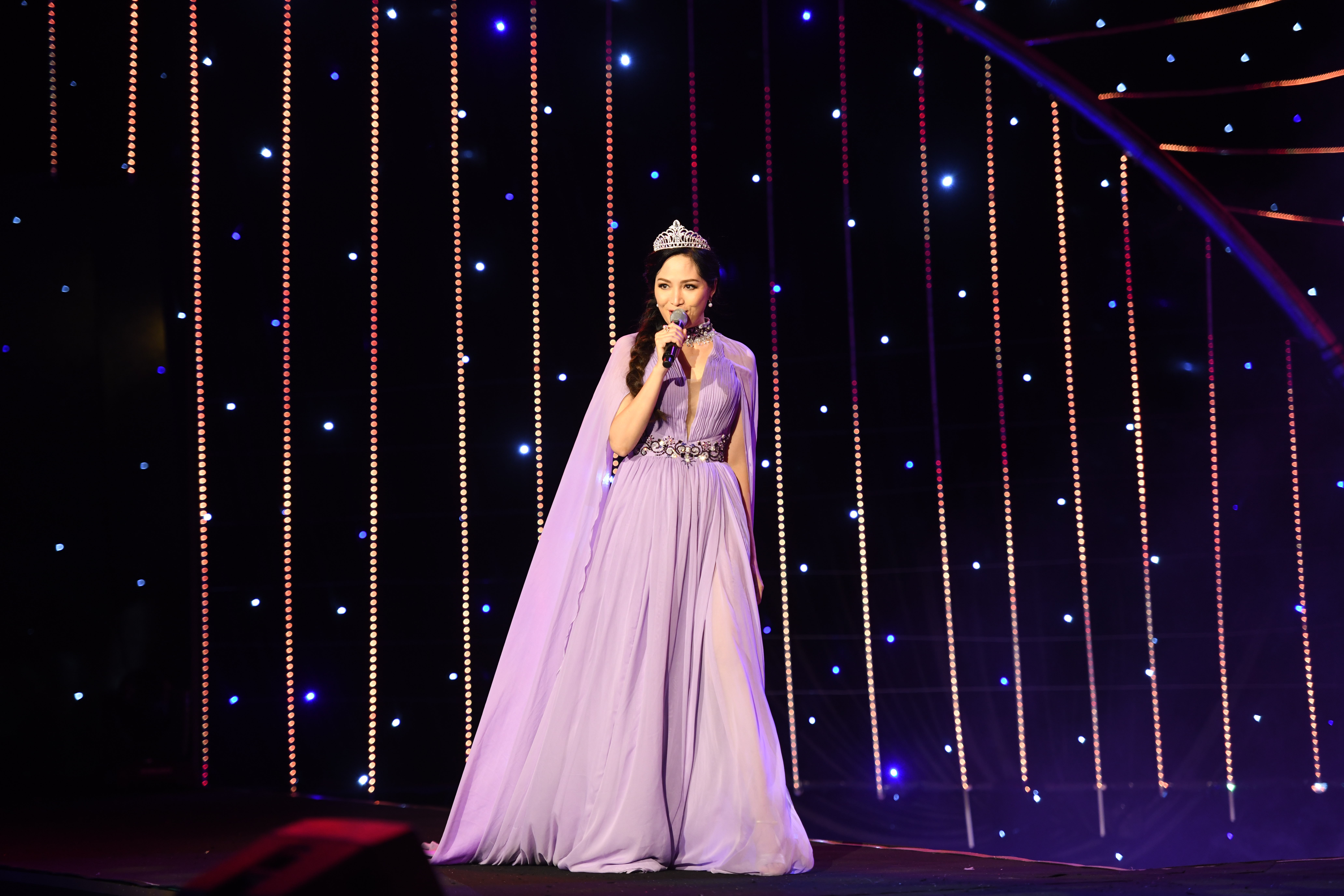 Cac hoa hau tro tai ca hat anh 4