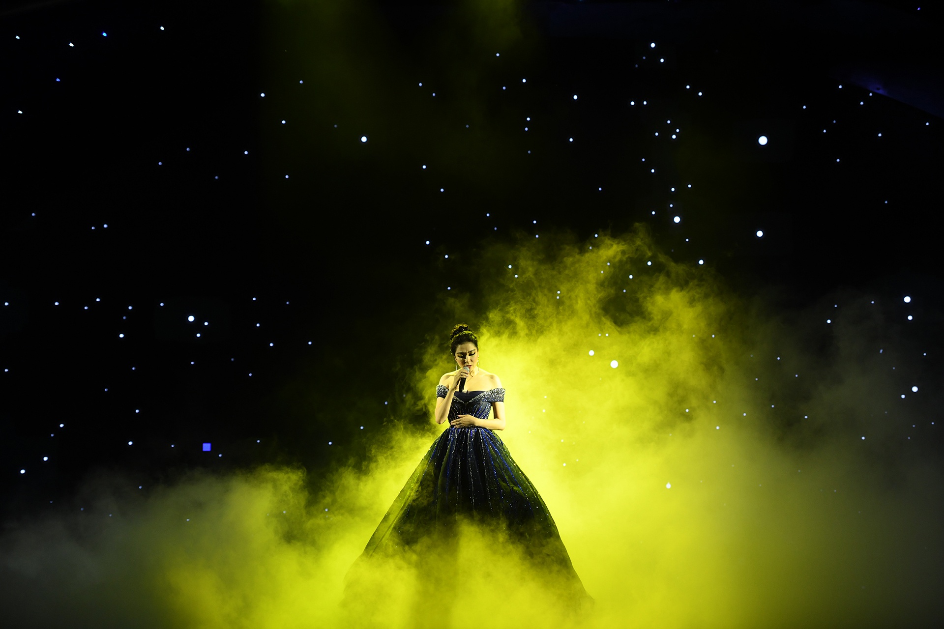 Cac hoa hau tro tai ca hat anh 7