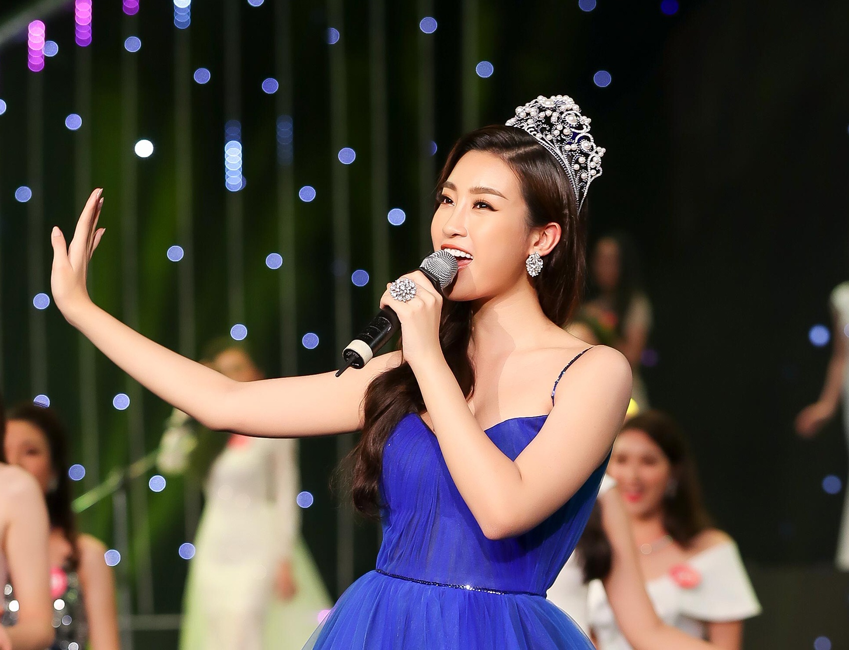 Bat ngo voi giong hat cua Hoa hau Thien Nga, Nguyen Thi Huyen, My Linh hinh anh