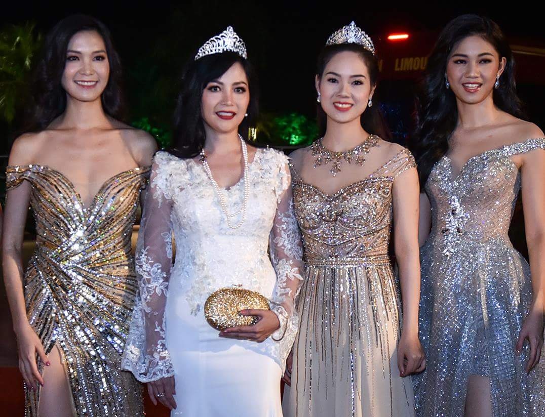Dan Hoa hau, A hau Viet Nam khoe nhan sac ruc ro trong dem tiec hinh anh