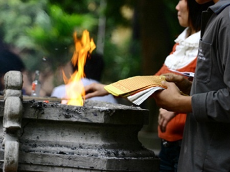 Tai sao nguoi Viet co tuc cung co hon vao ram thang Bay? hinh anh