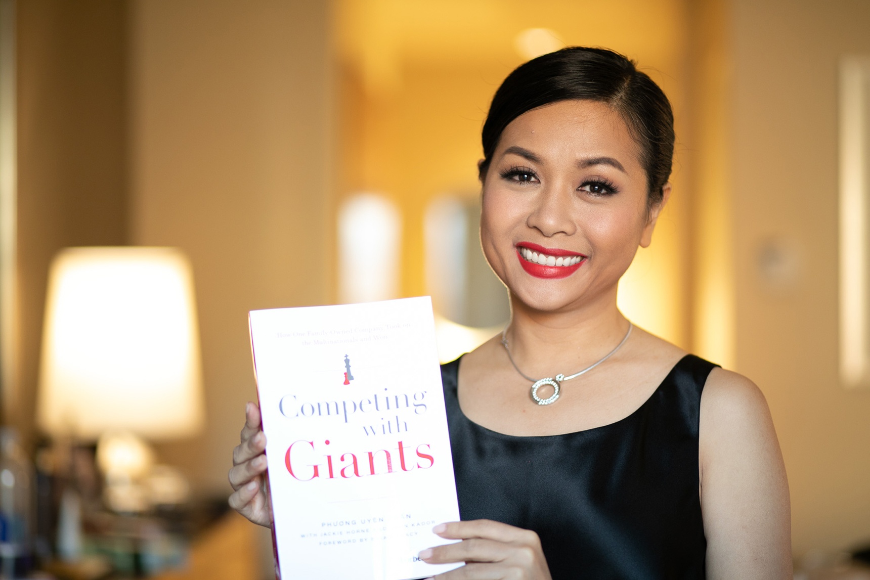 Con gai nha Dr.Thanh ra sach ve kinh doanh tai Forbes My hinh anh