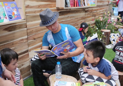 Nghe si Xuan Bac: 'Doc sach tao ra su phong phu cho cuoc song' hinh anh