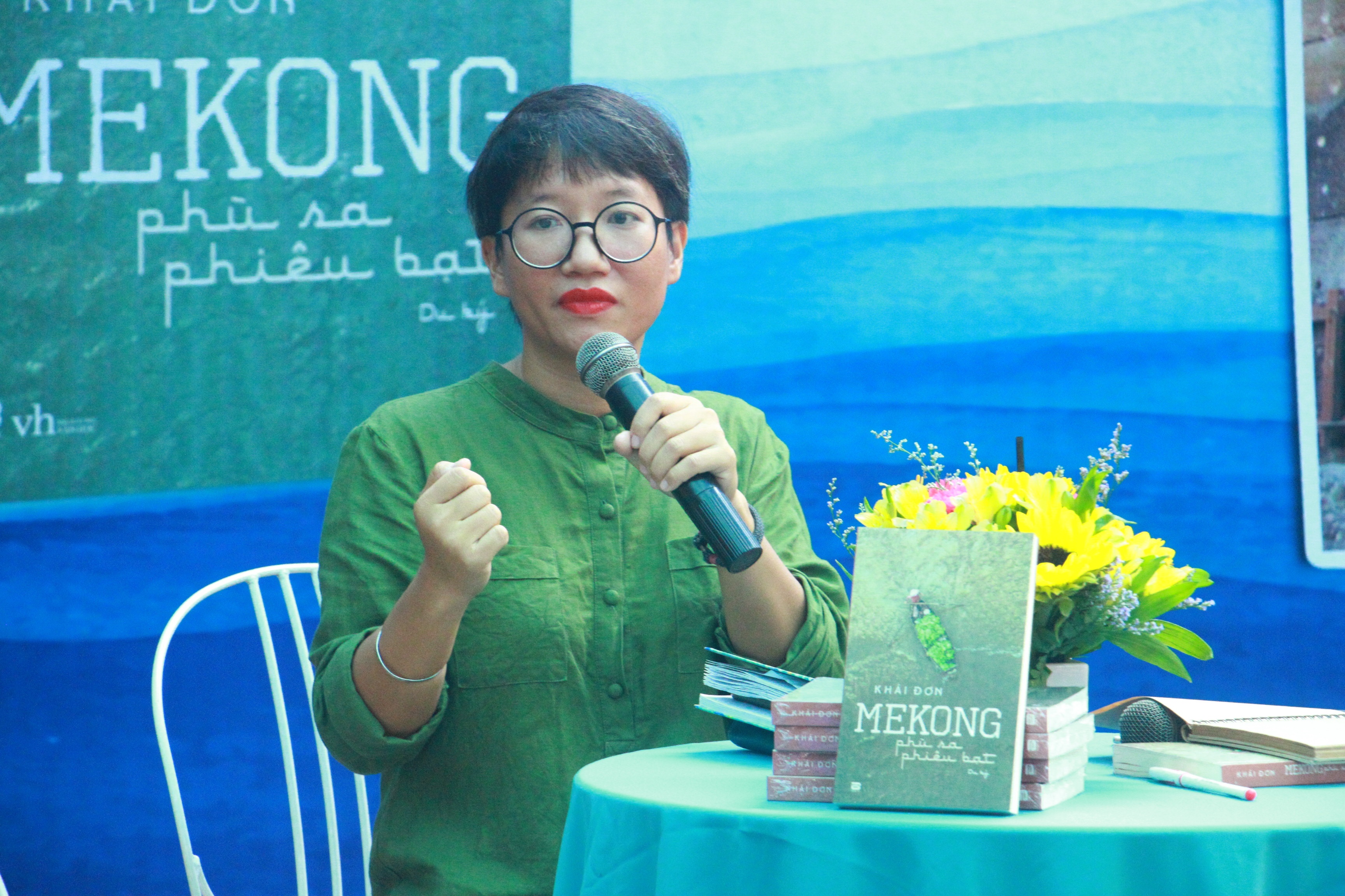 Khai Don ra mat sach du ky anh 1