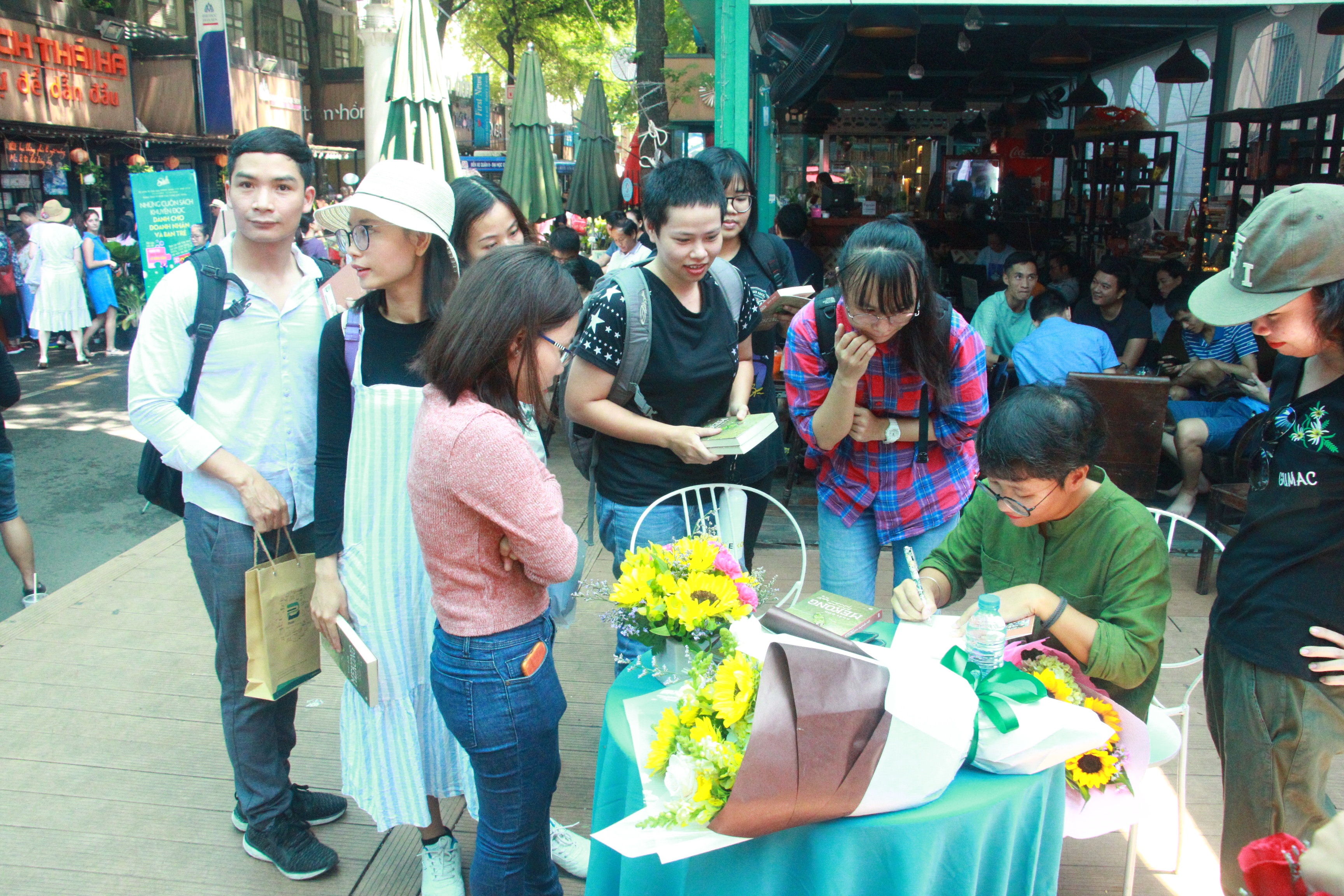 Khai Don ra mat sach du ky anh 3