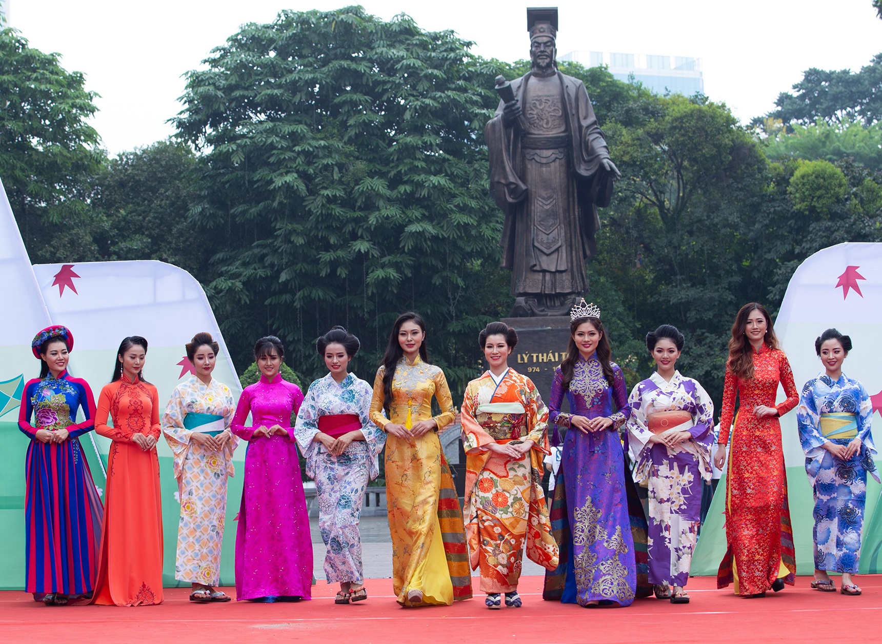 Dien vien Thanh Huong trinh dien ao dai anh 10
