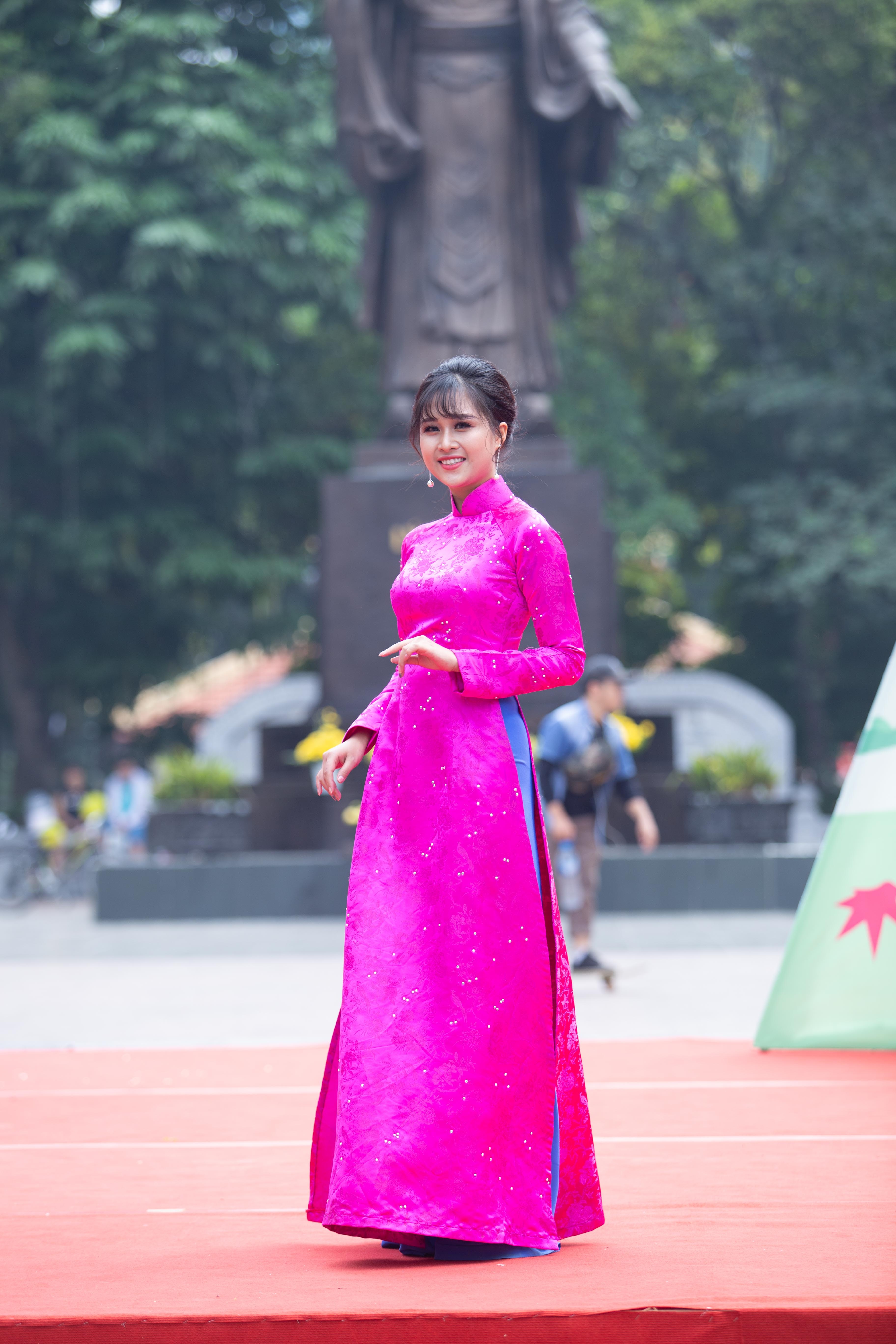Dien vien Thanh Huong trinh dien ao dai anh 5