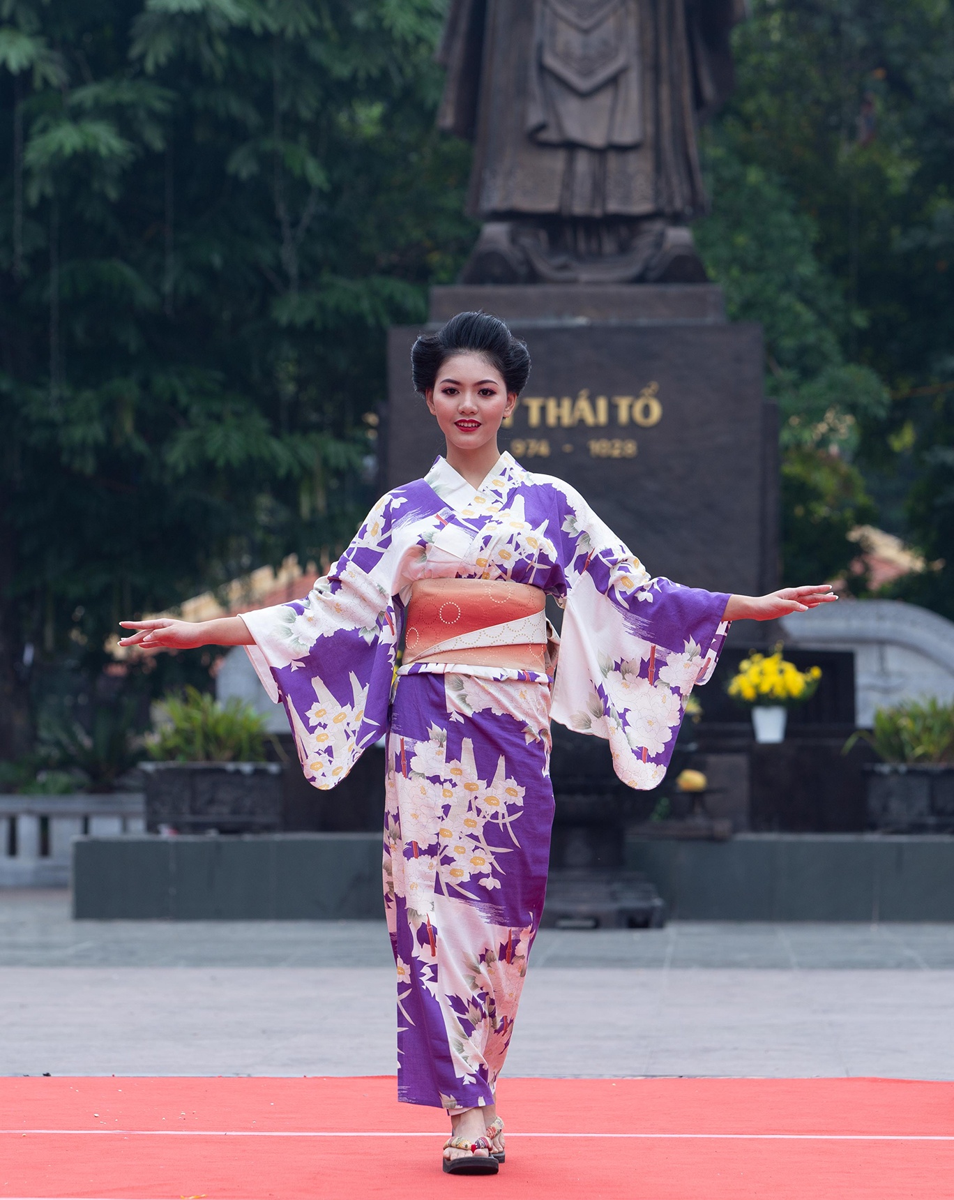 Dien vien Thanh Huong trinh dien ao dai anh 7