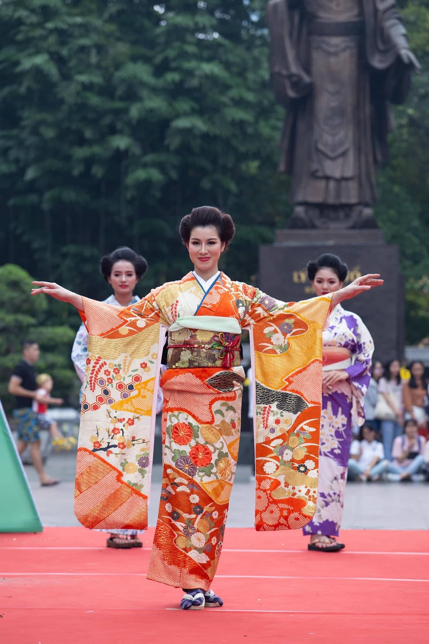 Dien vien Thanh Huong trinh dien ao dai anh 8