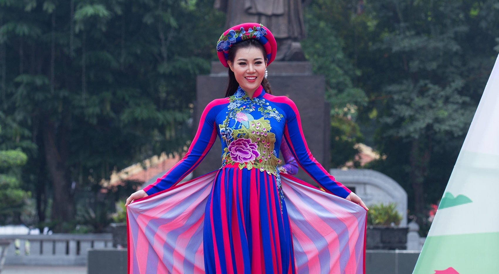 Thanh Huong cua 'Quynh bup be' tu tin trinh dien ao dai hinh anh