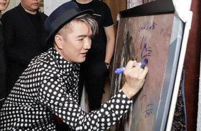 Tai sao Dam Vinh Hung bi chi trich du doi khi ky len tranh? hinh anh