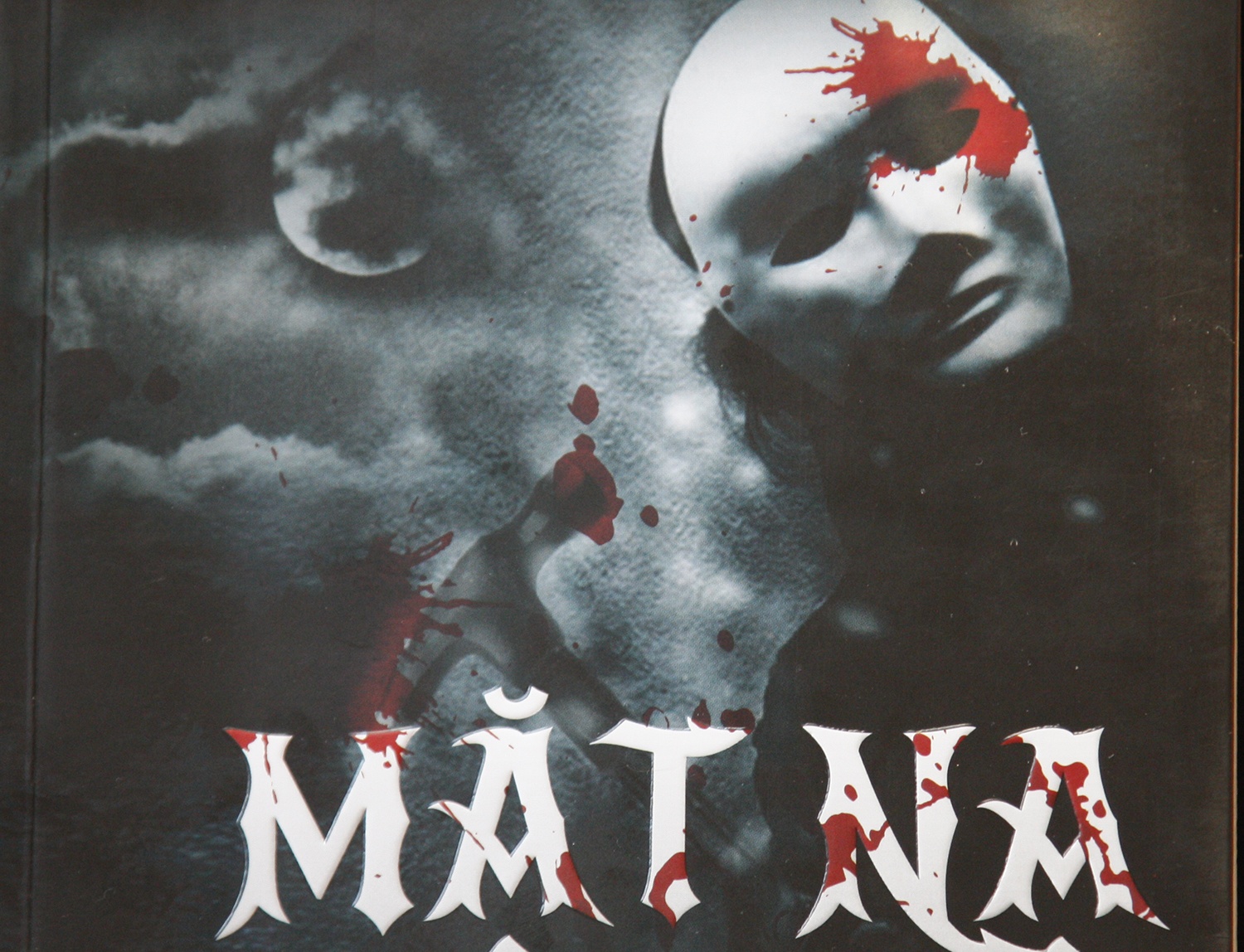 Bi mat khong ngo ve ke giet nguoi rung ron deo mat na trang hinh anh