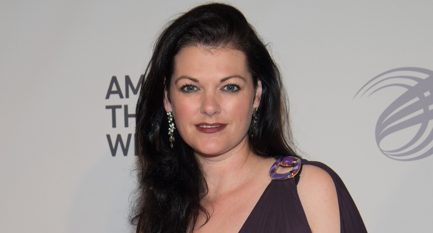 Lot tran bo mat danh hieu hoa hau My anh 3