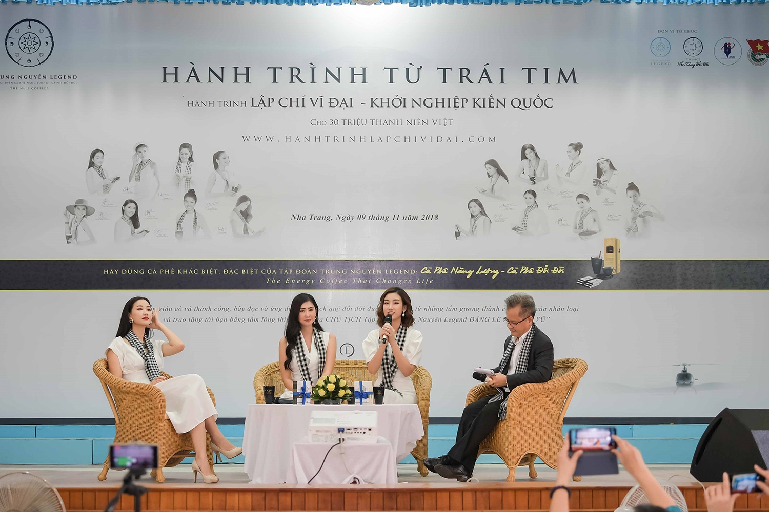 Hoa hau My Linh hoc ung xu nho doc sach anh 1