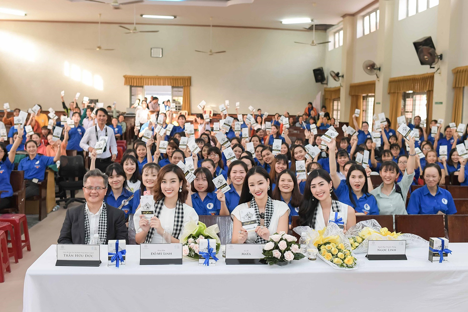 Hoa hau My Linh hoc ung xu nho doc sach anh 2