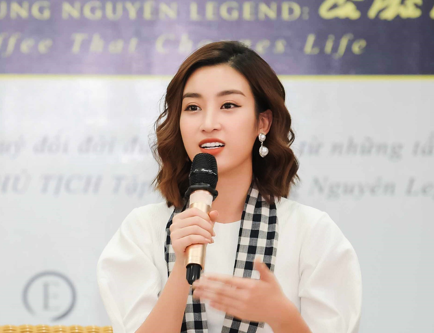 Hoa hau My Linh: 'Hoc duoc cach ung xu te nhi nho doc sach' hinh anh