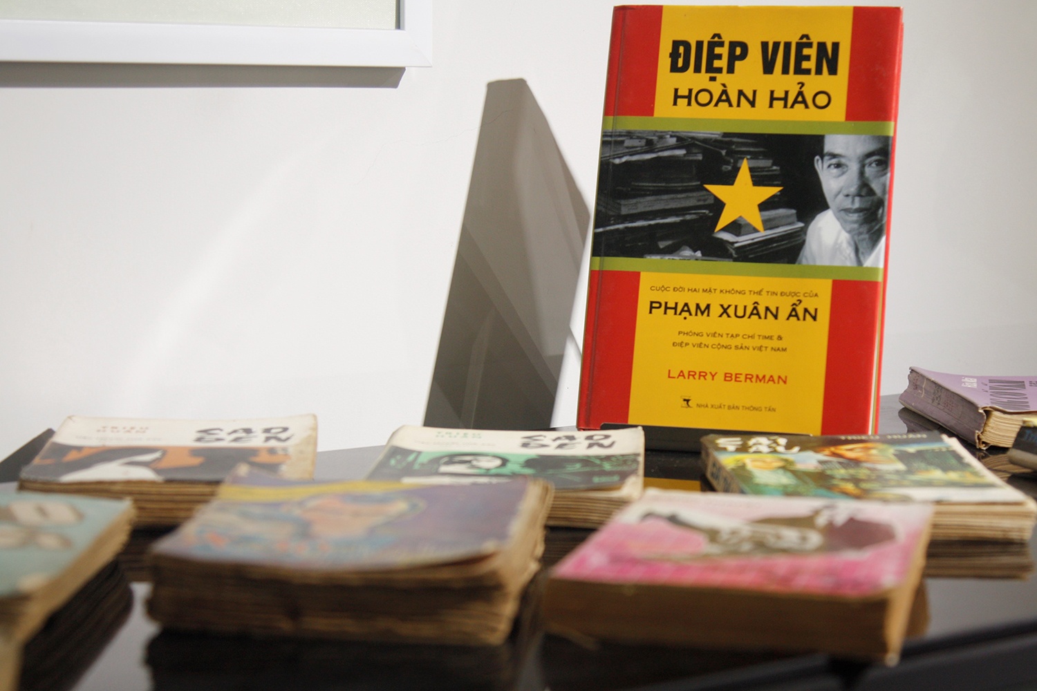 Dong chay sach trinh tham chinh tri anh 2