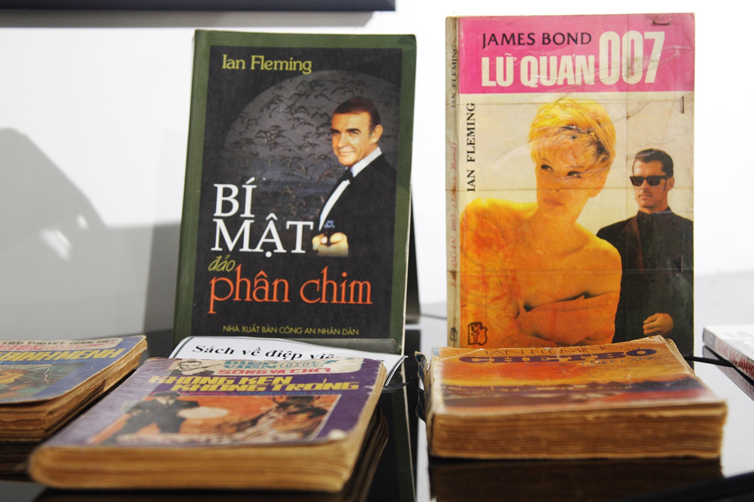 Dong chay sach trinh tham chinh tri anh 3