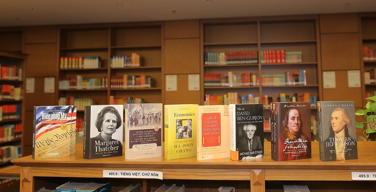 Tang sach cho Thu vien Quoc hoi anh 1