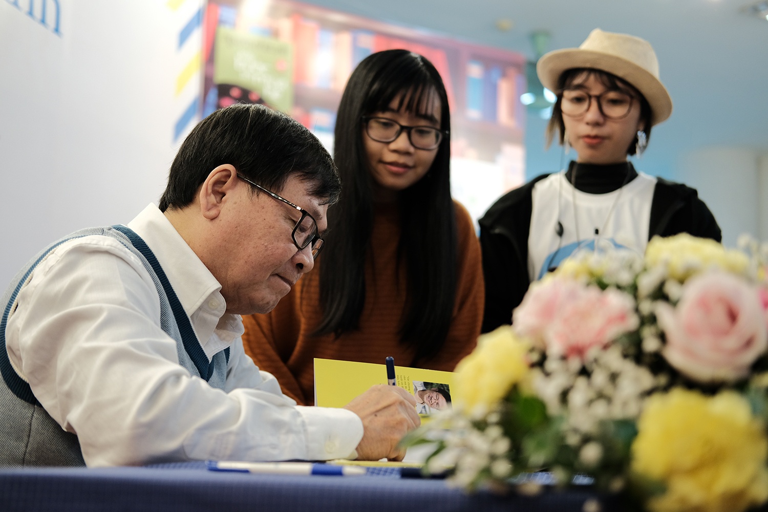 Xep hang duoi mua xin chu ky Nguyen Nhat Anh anh 3