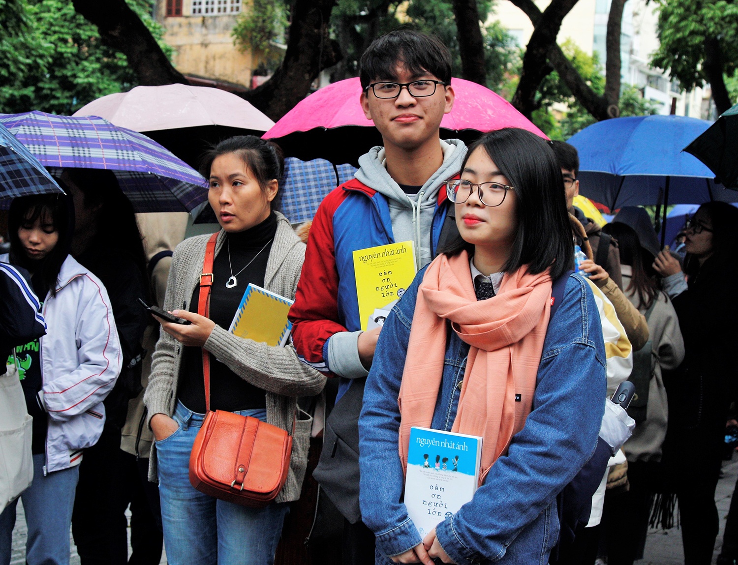 Xep hang duoi mua xin chu ky Nguyen Nhat Anh anh 5