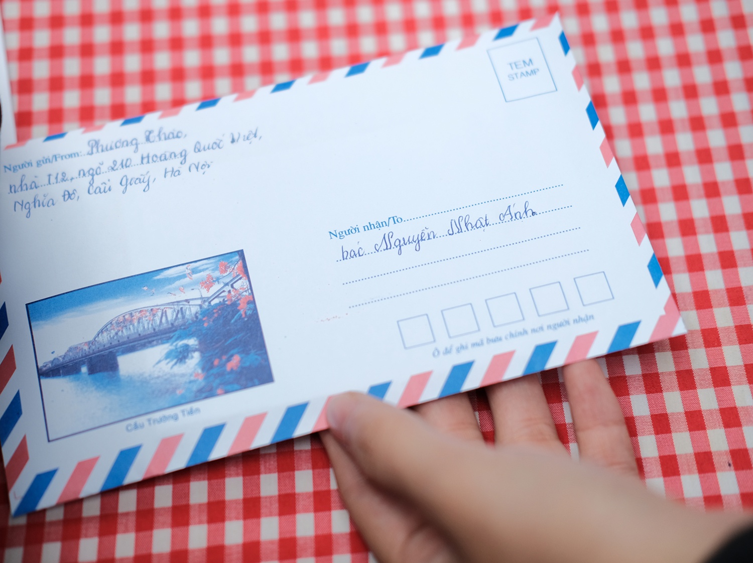 Xep hang duoi mua xin chu ky Nguyen Nhat Anh anh 4