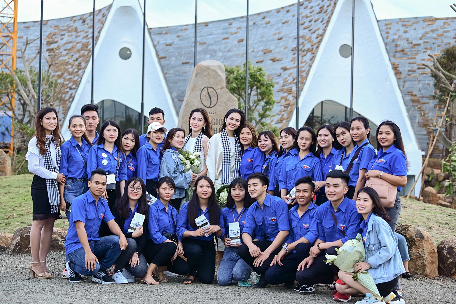 Á hậu Phương Nga giao lưu tặng sách sinh viên ảnh 3 A hau Phuong Nga giao luu tang sach sinh vien anh 3