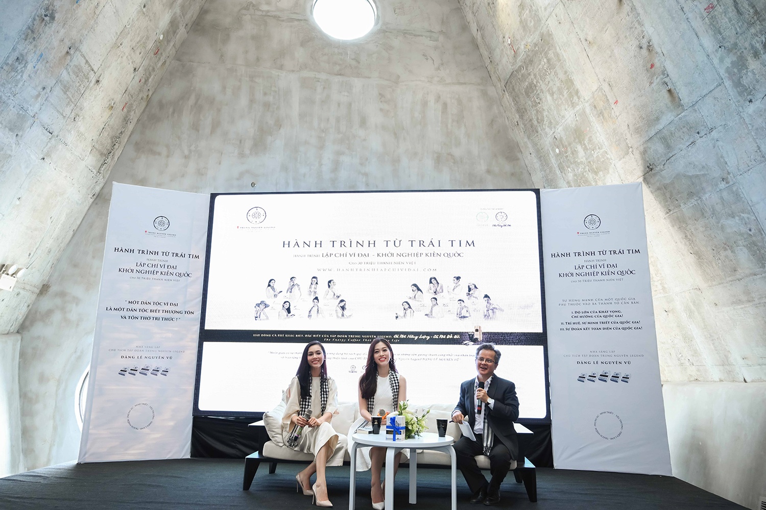 Á hậu Phương Nga giao lưu tặng sách sinh viên ảnh 1 A hau Phuong Nga giao luu tang sach sinh vien anh 1