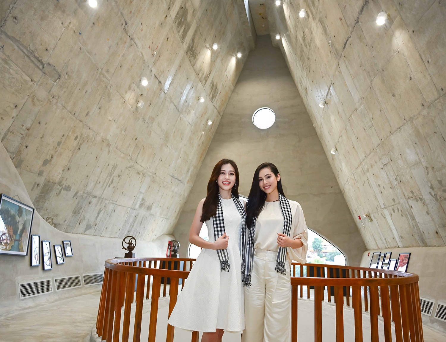 A hau Phuong Nga, Hoang My giao luu voi sinh vien tai Bao tang Ca phe hinh anh