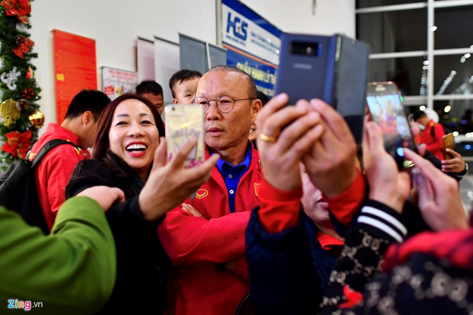 HLV Park Hang-seo: 'Chien thang nho mo hoi va nuoc mat cua cau thu' hinh anh