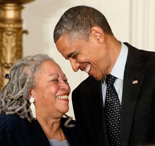 Nan phan biet chung toc qua goc nhin tac gia da mau duoc Nobel hinh anh