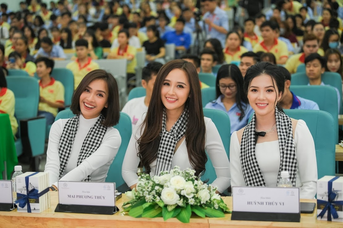 Mai Phương Thúy đọc sách từ nhỏ ảnh 1 Mai Phuong Thuy doc sach tu nho anh 1