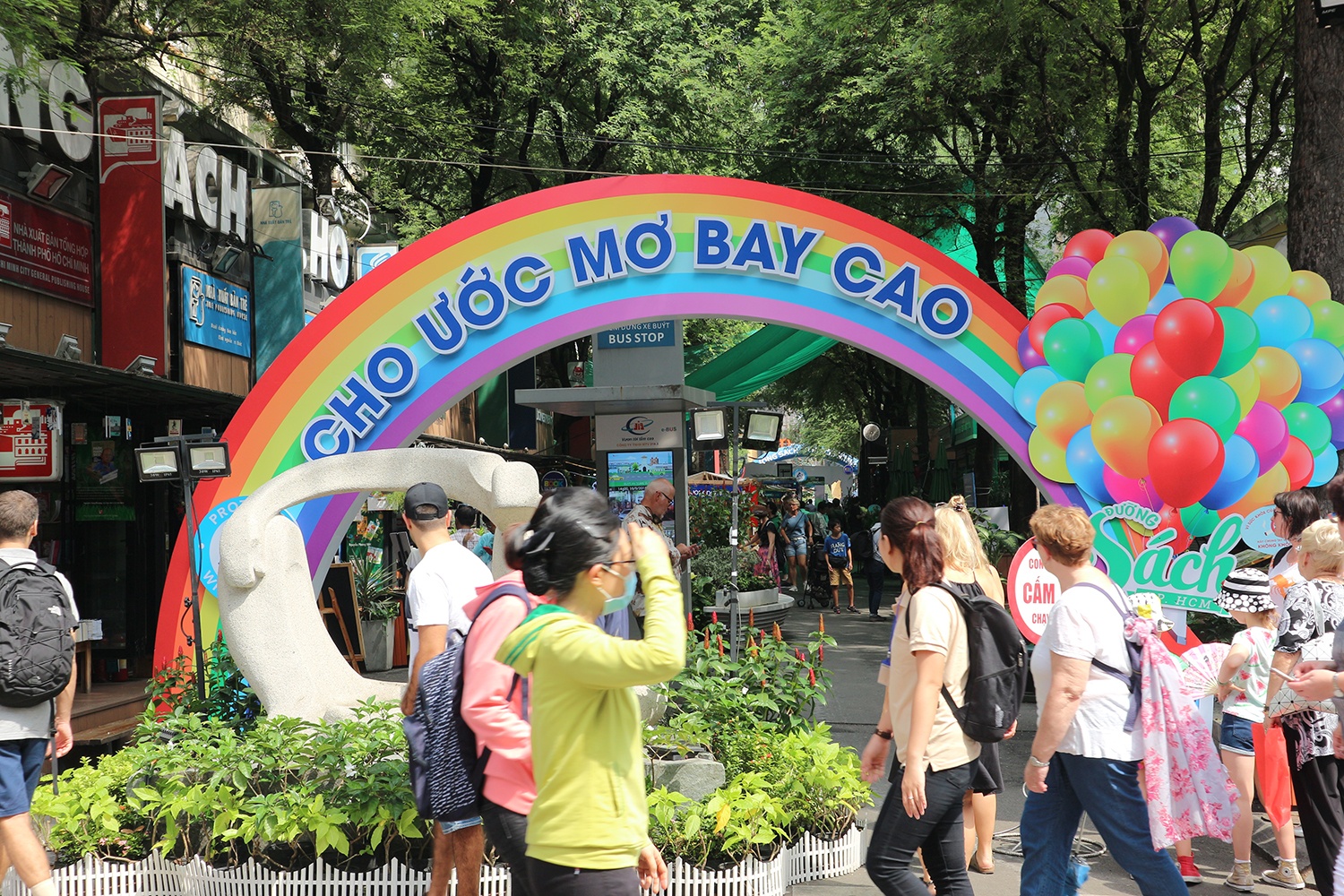 Viet loi chuc nam moi gui nguoi than tai Duong sach TP.HCM hinh anh