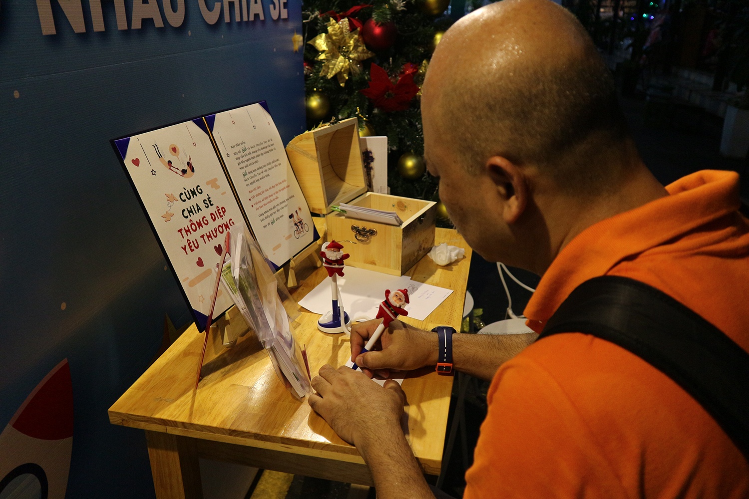 Viet thiep chao nam moi tai Duong Sach anh 1