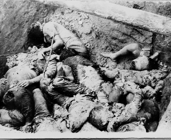 Co be 11 tuoi ngu ben hang tram xac nguoi bi quan Pol Pot sat hai hinh anh