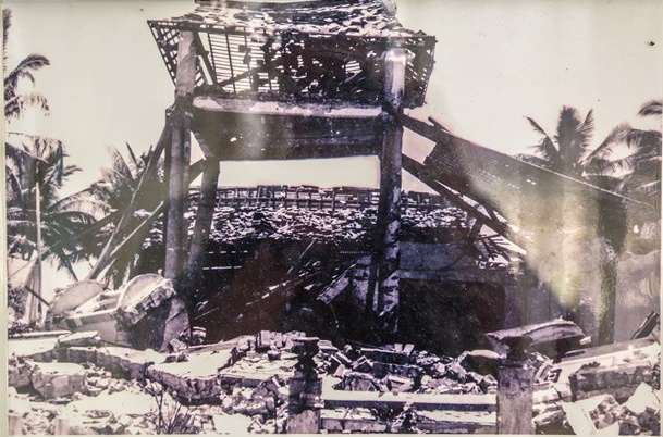 The he tre Ba Chuc lon len voi hop so, khoi nhang va vet mau tren nha hinh anh