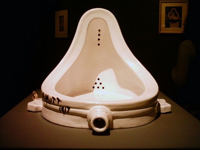 Tai sao mot chiec bon tieu co the lam nen cach mang trong nghe thuat? hinh anh