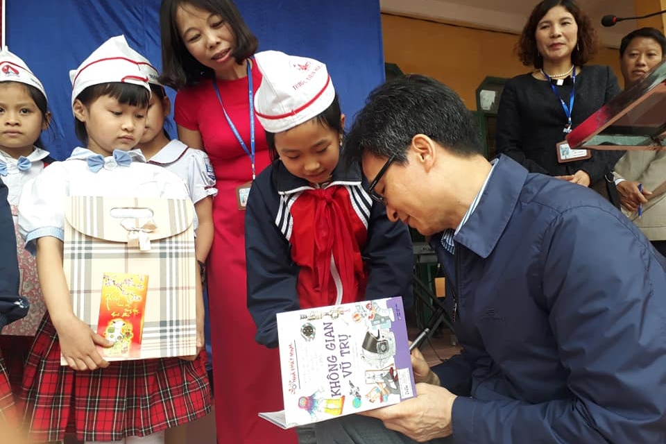 Pho thu tuong Vu Duc Dam li xi sach cho hoc sinh hinh anh