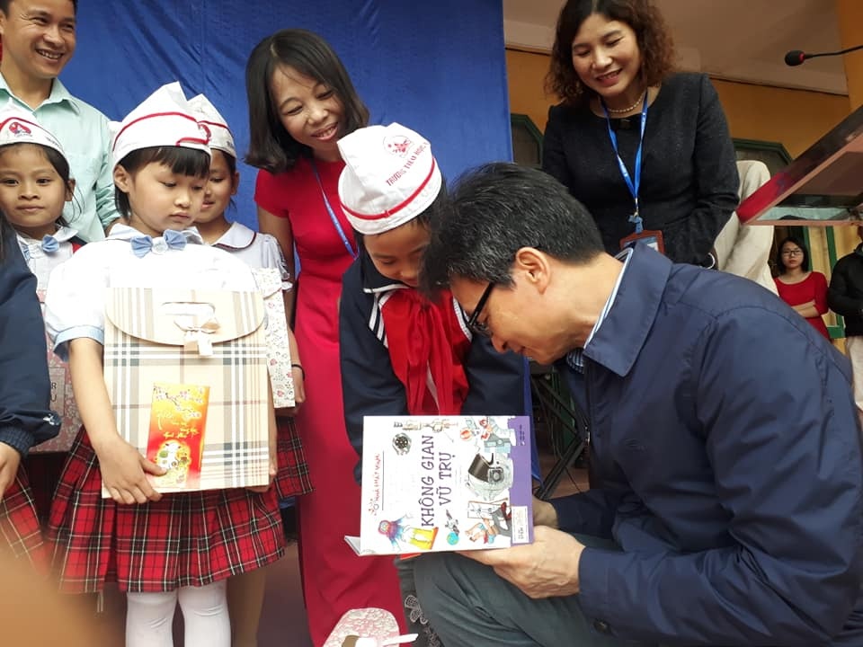 Hinh anh Pho thu tuong Vu Duc Dam ngoi xuong li xi sach lan toa hinh anh