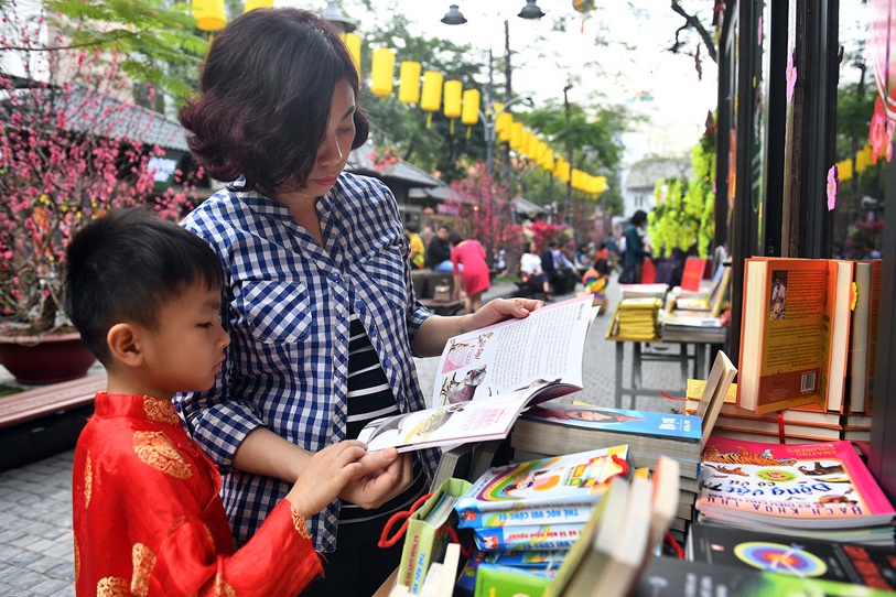 Nguoi Ha Noi tap nap mua sach mung tuoi con hinh anh