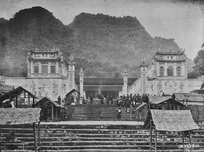 Hinh anh chua Huong 100 nam qua trang sach anh 2