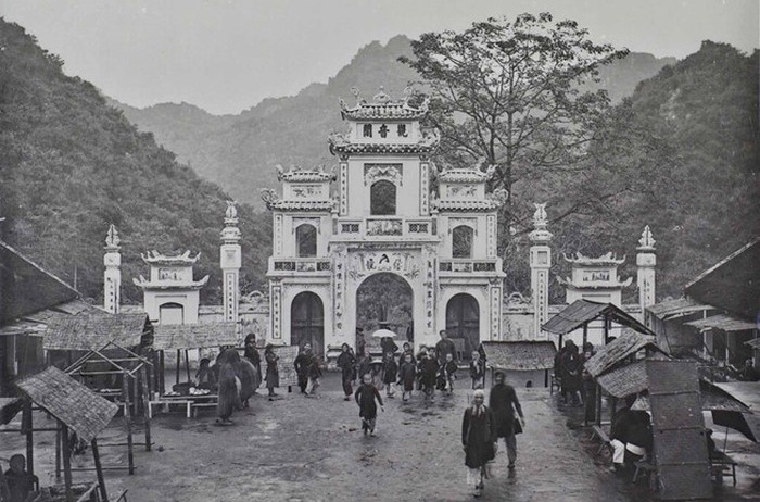 Nhung hinh anh quy ve chua Huong gan 100 nam truoc hinh anh