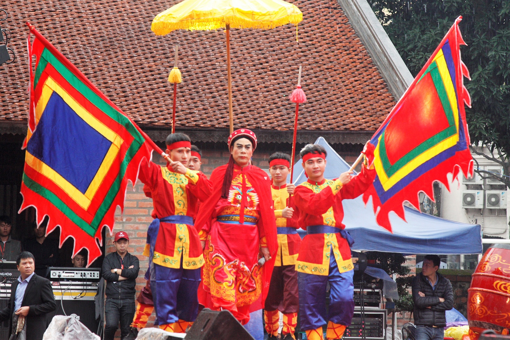 Nguoi nguoi dam trong mua, lang long nghe tho ve To Quoc hinh anh