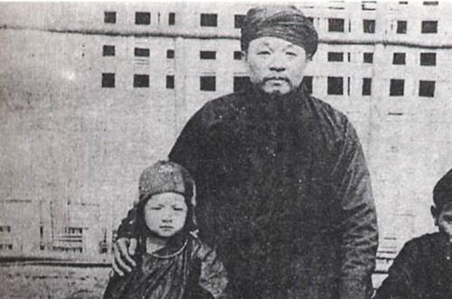 Cha con 'hum thieng Yen The' la nhan vat hap dan voi nguoi Phap hinh anh