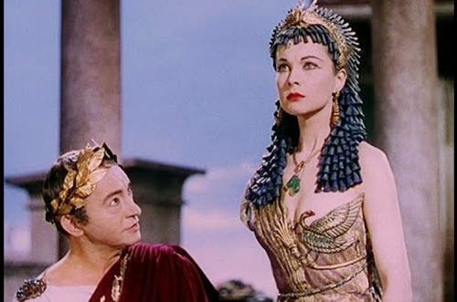 Caesar tung ngu voi mot vua khac, co con voi nu hoang Cleopatra hinh anh
