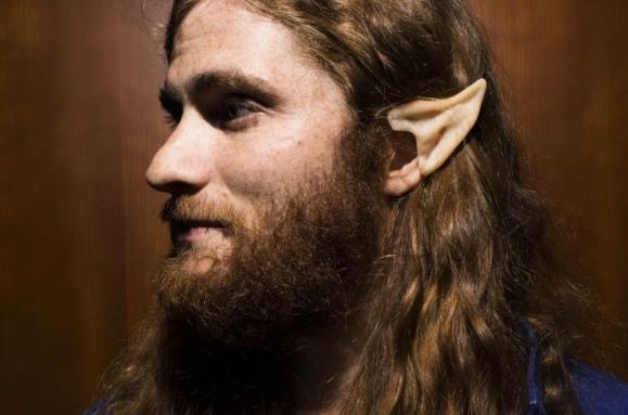 Deo tai nhon, gan long chan toi trien lam ve tac gia Hobbit hinh anh