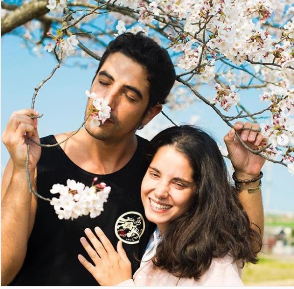 Duong sach la khong gian tuyet voi voi hai du khach Tay Ban Nha hinh anh